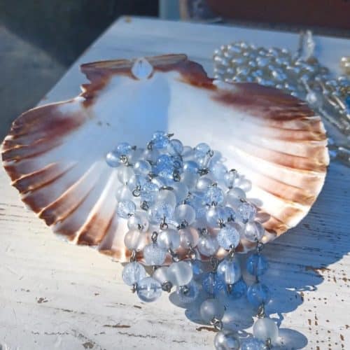 Smuk halskæde med perler i forskellige lyseblå nuancer.