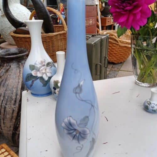 Skøn gammel Royal Copenhagen vase med blå blomster.