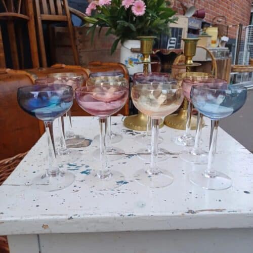 Skal nytåret fejres med en lille likør så har vi lige fået disse fantastiske farvet likør glas.
