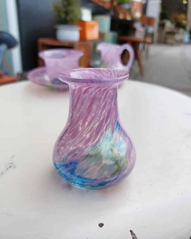 Fantastisk Kosta Boda miniature vase i farvet glas