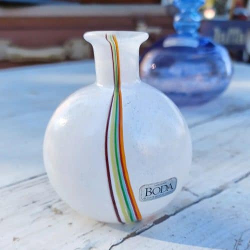 Fantastisk Kosta Boda miniature vase i hvidt glas med regnbue striber.