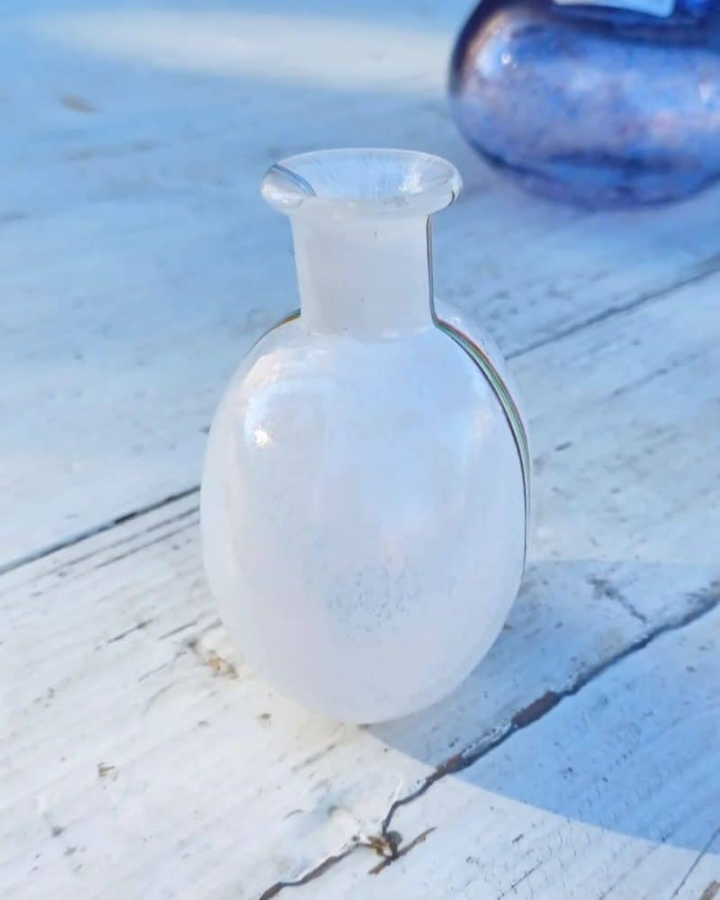 Fantastisk Kosta Boda miniature vase i hvidt glas med regnbue striber.