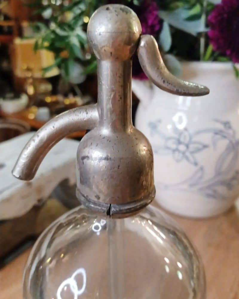 Utrolig smuk gammel fransk siflon flaske i klart glas.