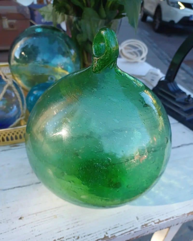 Fantastisk flot og gammel grøn flyde glaskugle med "øje" til at hænge den i.
