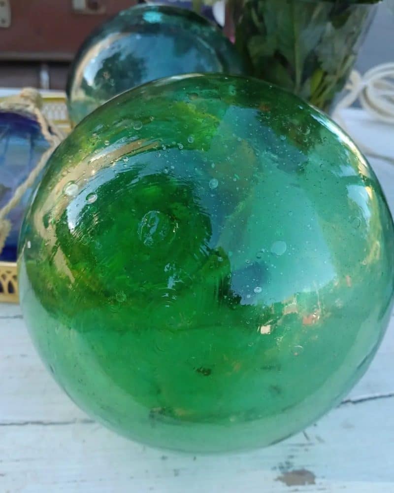 Fantastisk flot og gammel grøn flyde glaskugle med "øje" til at hænge den i.