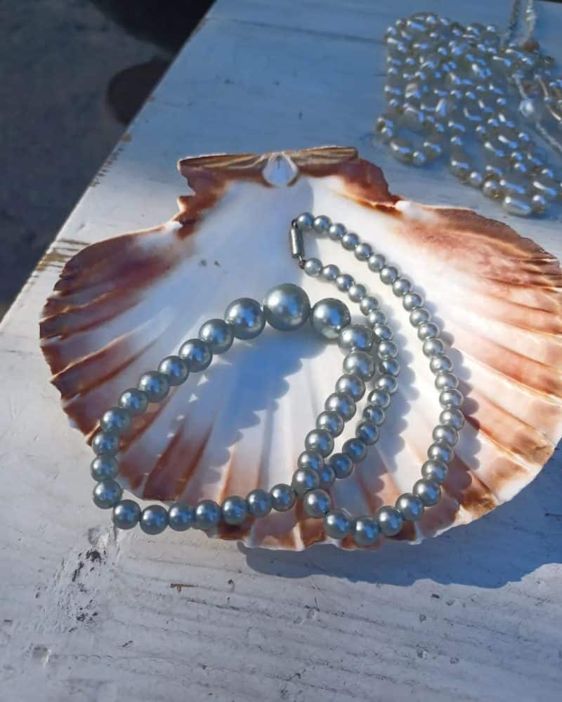 Smuk retro halskæde med sølv-agtige perler.