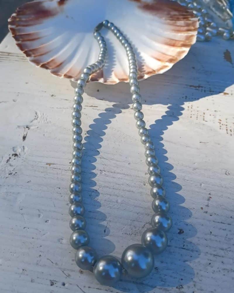 Smuk retro halskæde med sølv-agtige perler.