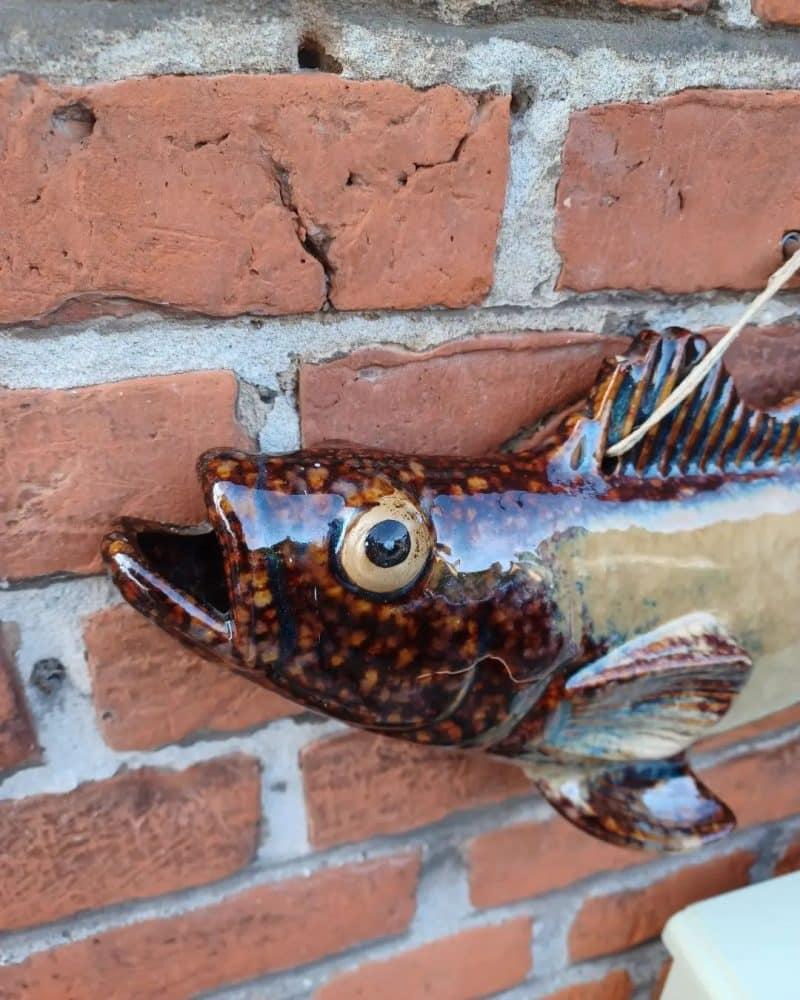Fantastisk ældre væg relief udformet som en fisk.