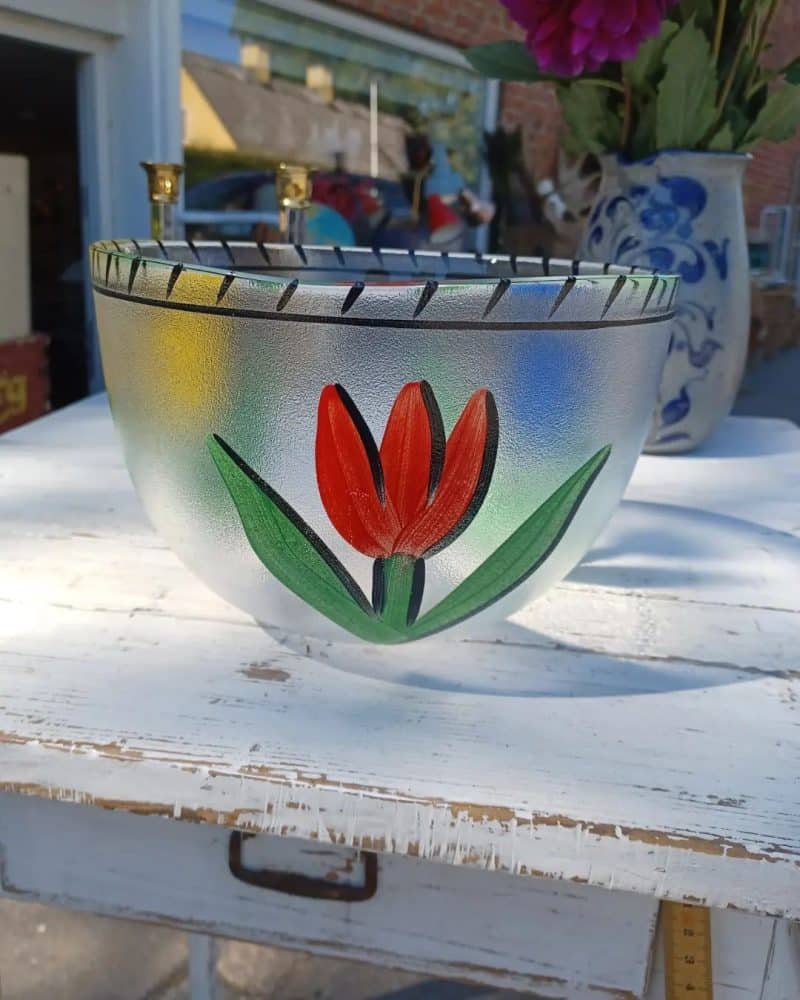 Fantastisk stor skål af Ulrica Hydman-Vallien fra hendes Tulipan serie der blev designet til Kosta Boda. 