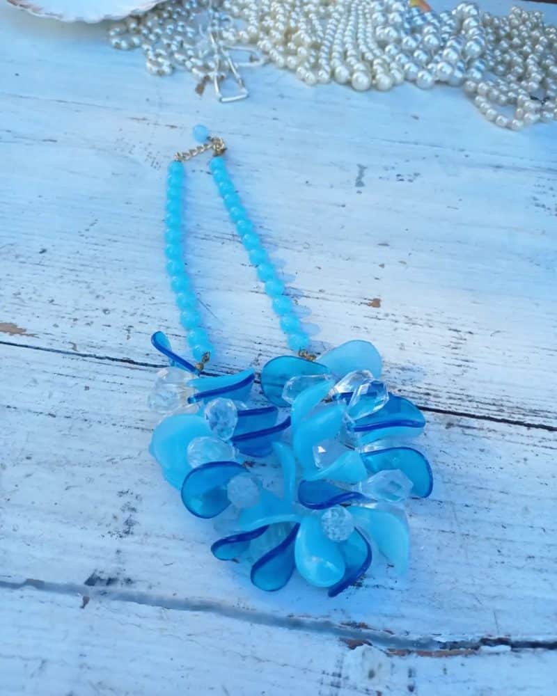 Smuk retro halskæde med blå perler og pynt.