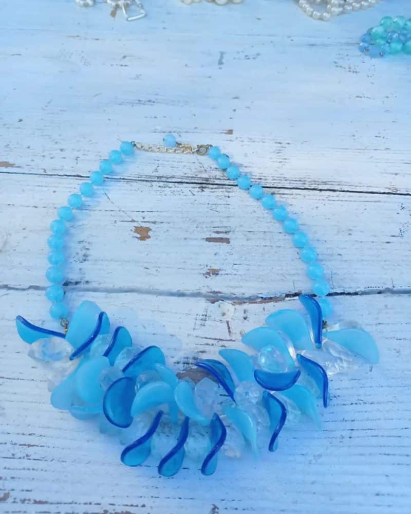 Smuk retro halskæde med blå perler og pynt.