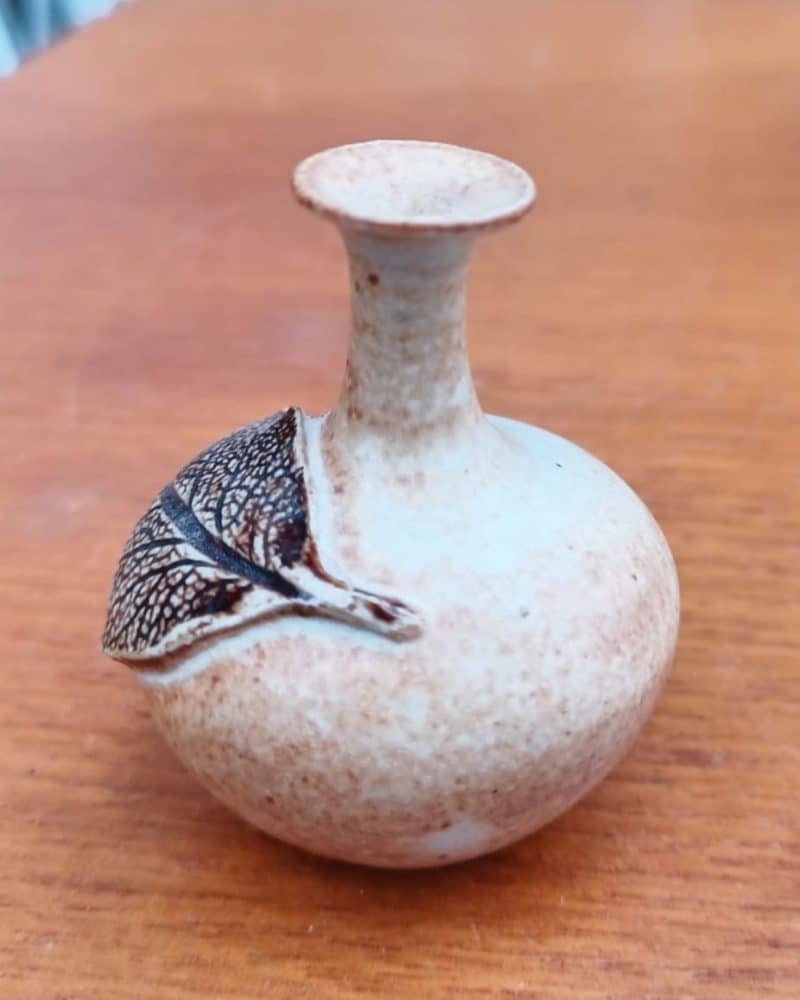 Fantastisk flot keramik miniature vase i super smuk glasur med blad af Cecilia Bynke.