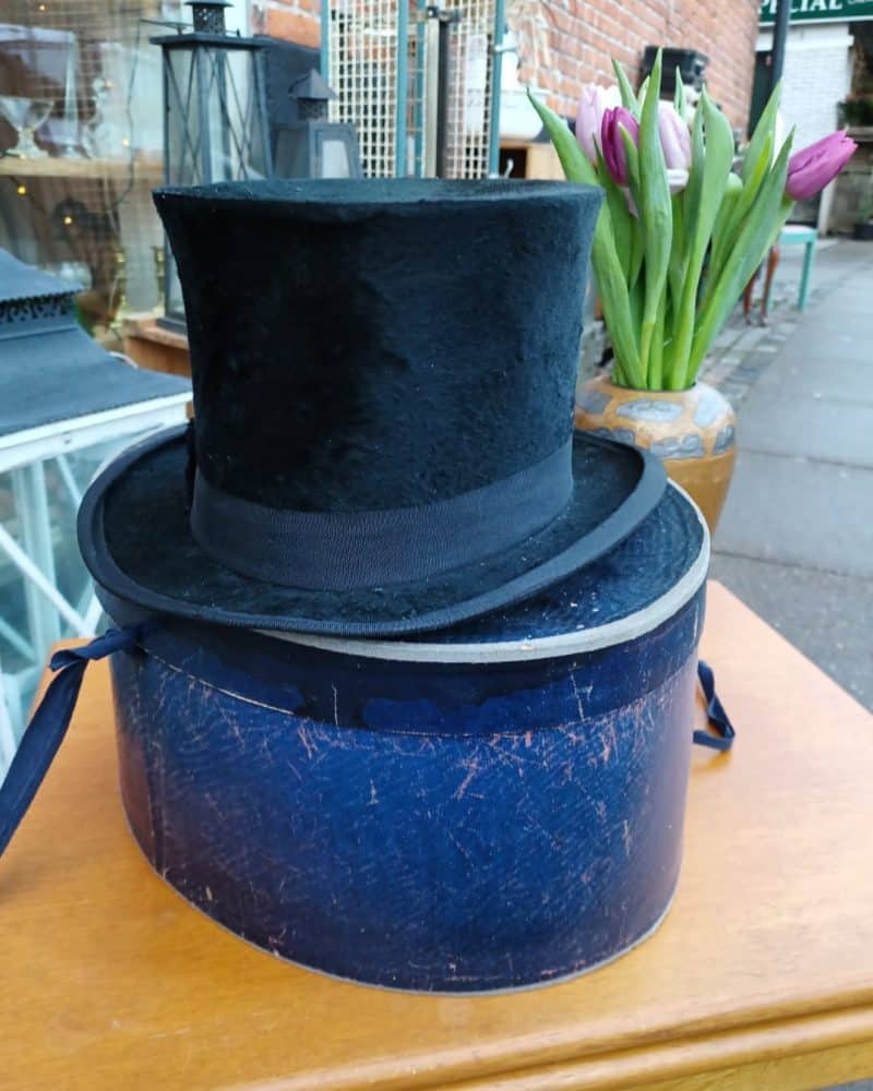 Prøv lige at se denne fantastiske flotte gamle hat med æske.