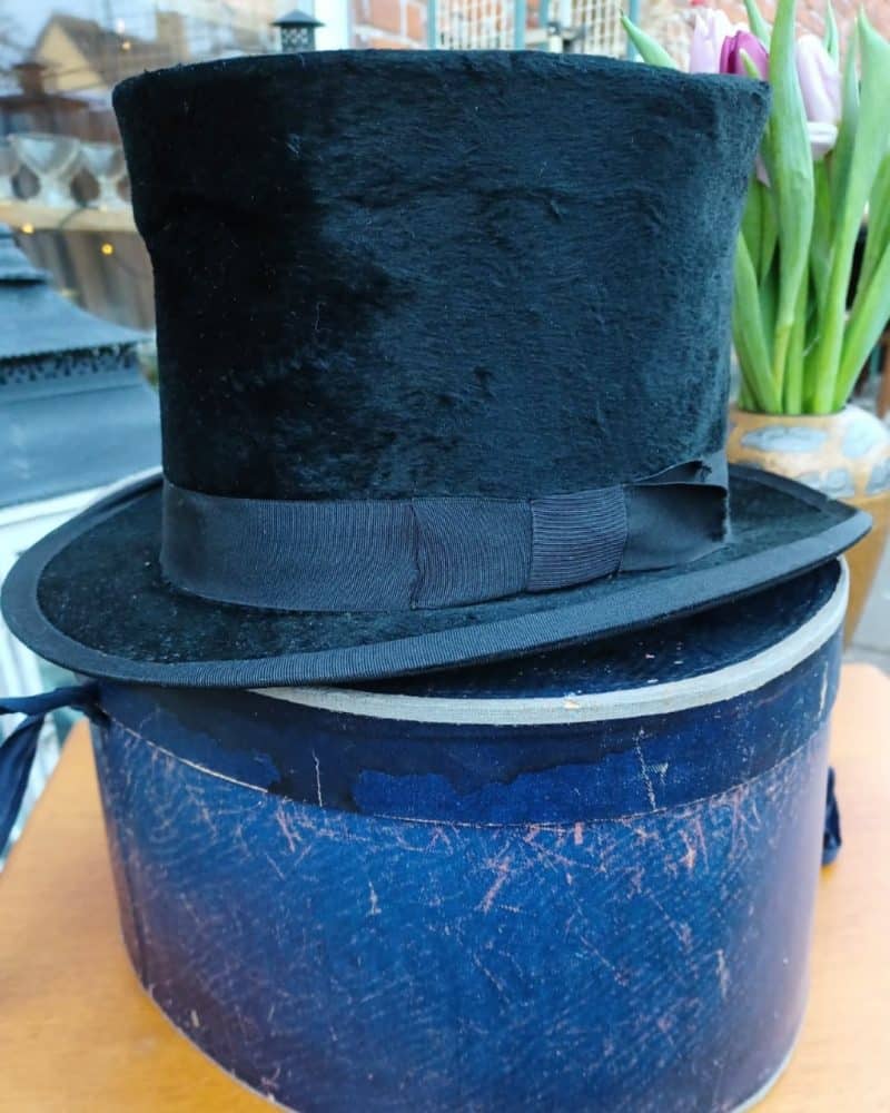 Prøv lige at se denne fantastiske flotte gamle hat med æske.