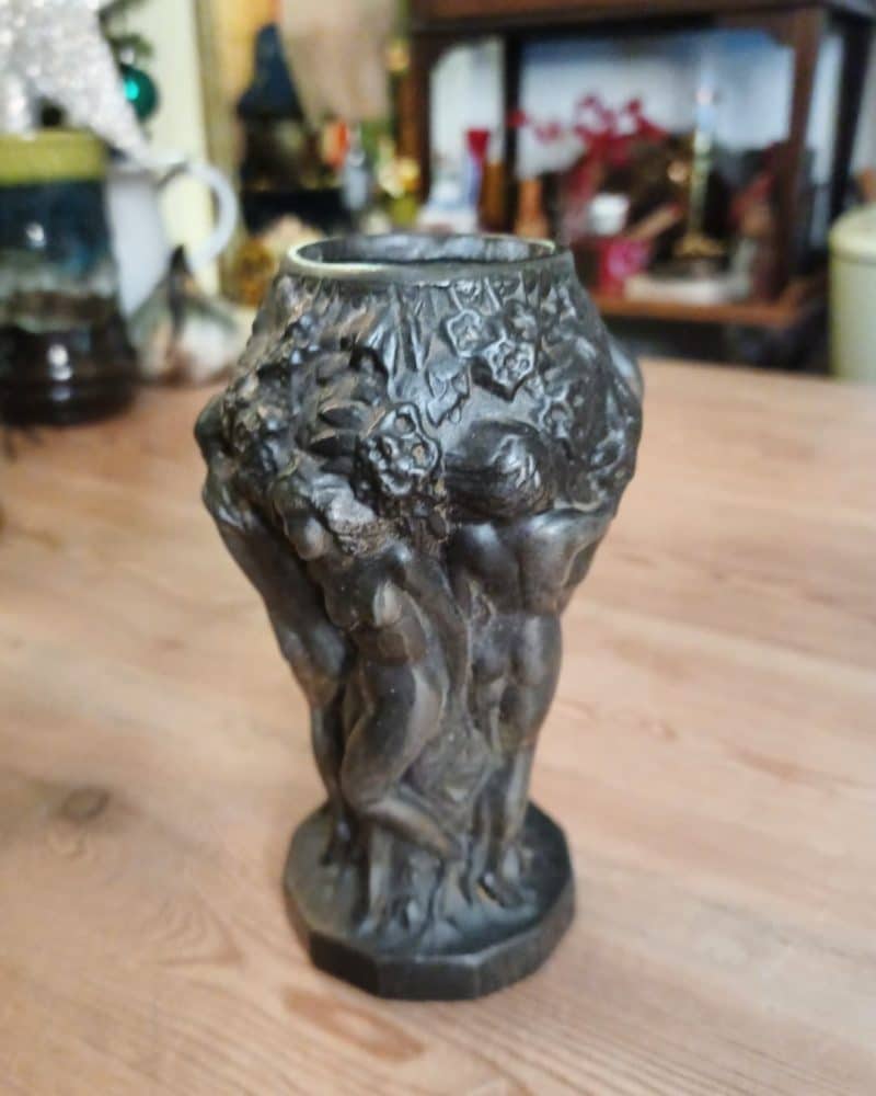 Fantastisk støbt bronze el bronzeret zink vase fra Zero.