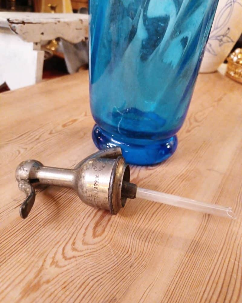 Utrolig smuk gammel svensk siflon flaske i blåt glas.