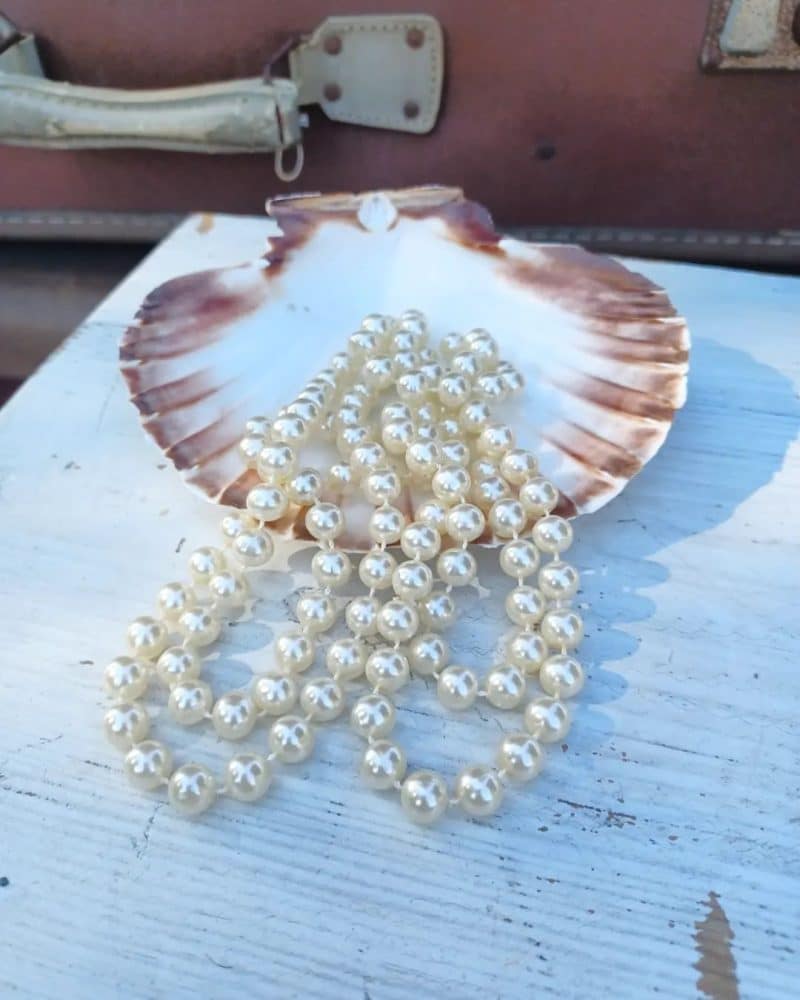 Smuk lang retro perlehalskæde med kunst perler.