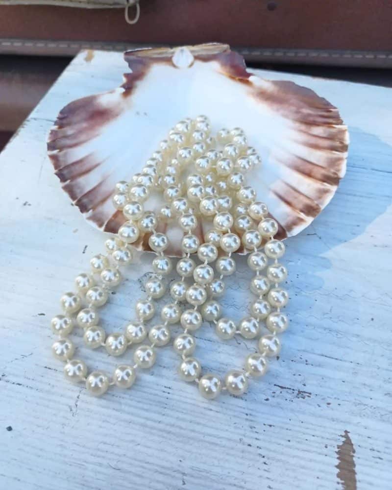 Smuk lang retro perlehalskæde med kunst perler.