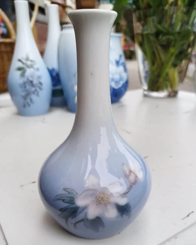 Skøn lille porcelæns vase med hvid blomst fra Bing og Grøndahl.