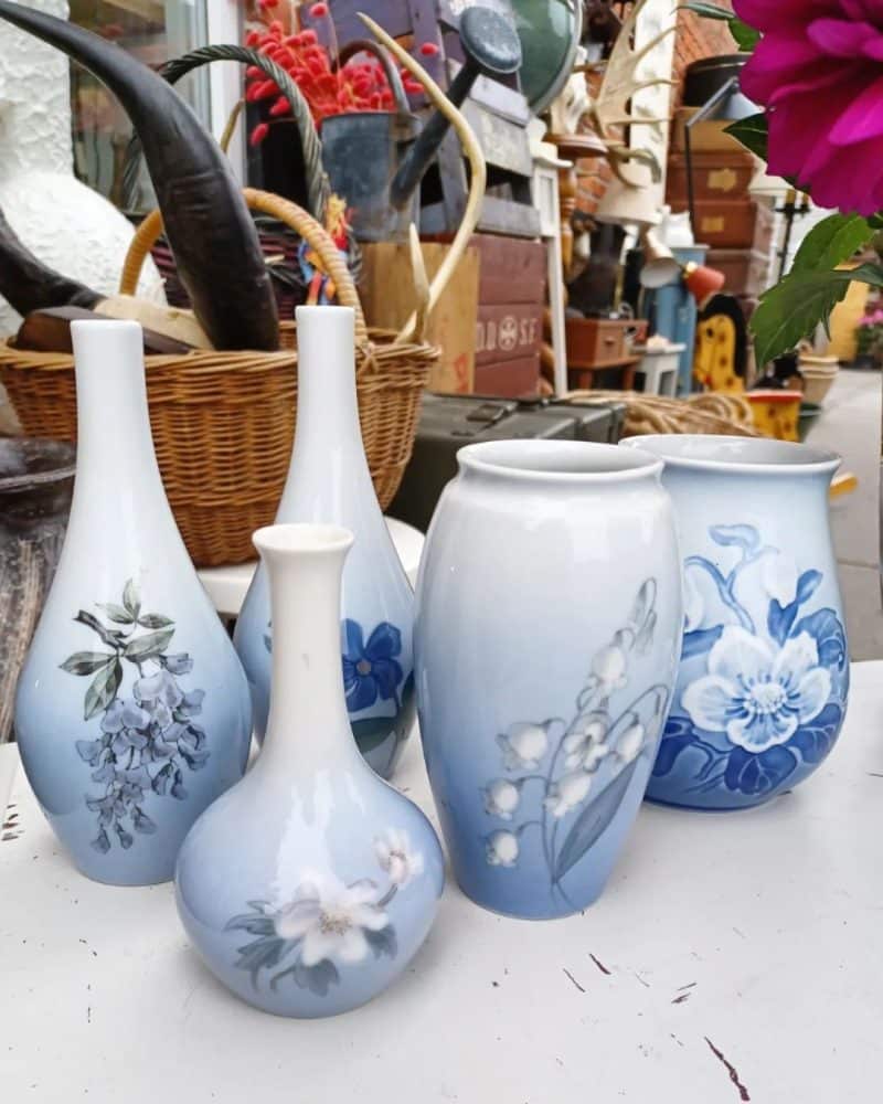Skøn lille porcelæns vase med hvid blomst fra Bing og Grøndahl.