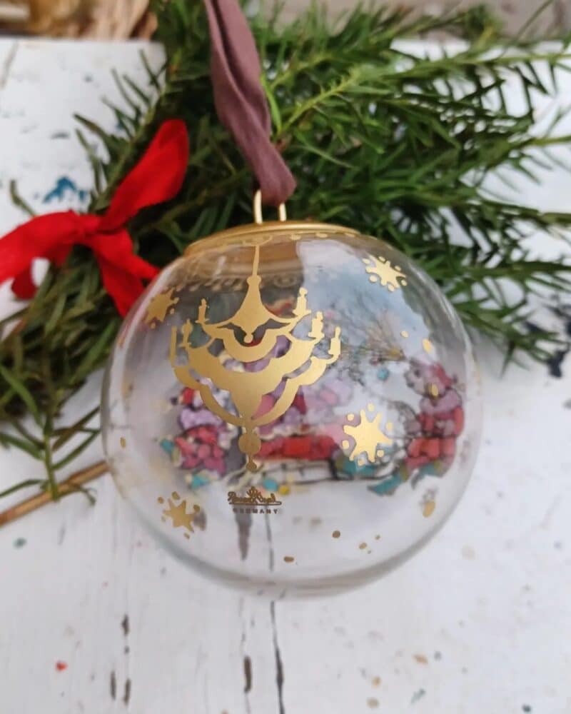 Prøv lige at se denne skønne Bjørn Wiinblad glaskugle til juletræet eller bare som ophæng i vinduet.