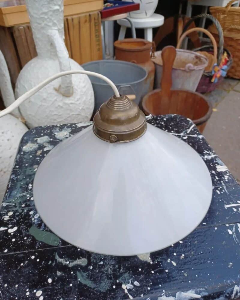 Fin gammel Skomagerlampe i hvidt glas, med fatninger i messing.