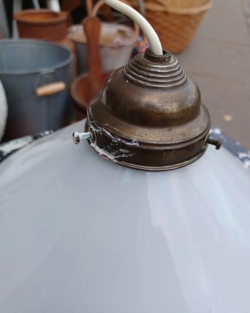 Fin gammel Skomagerlampe i hvidt glas, med fatninger i messing.