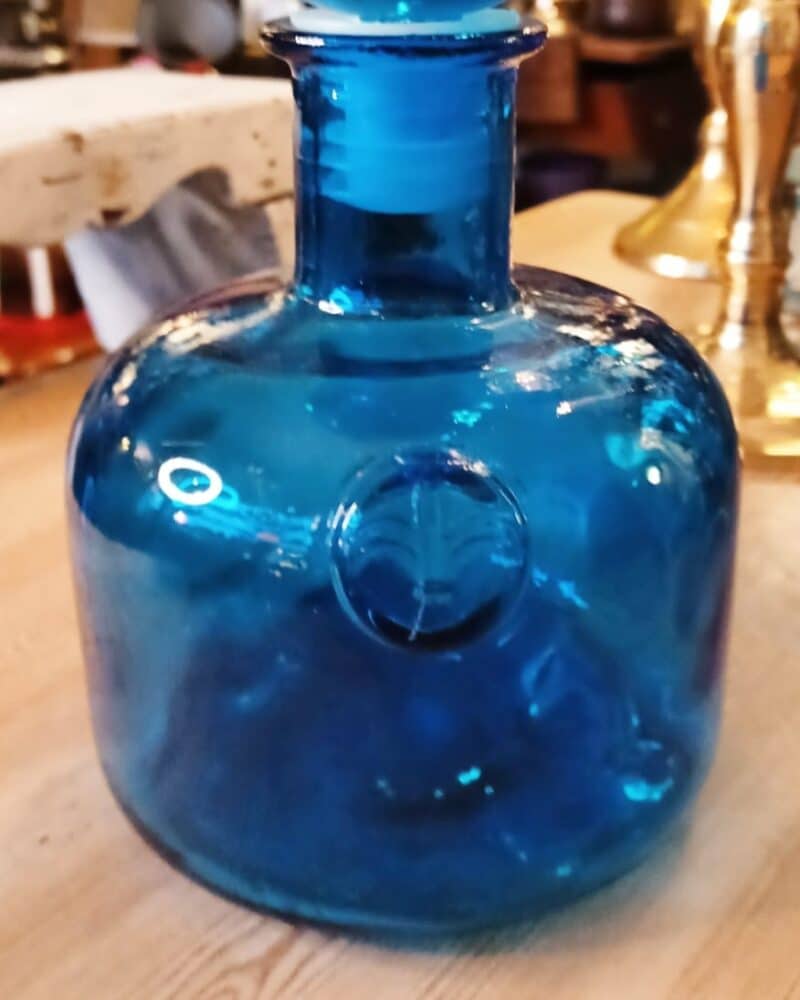 Fantastisk blå karaffel eller flaske med stor bobbel prop.