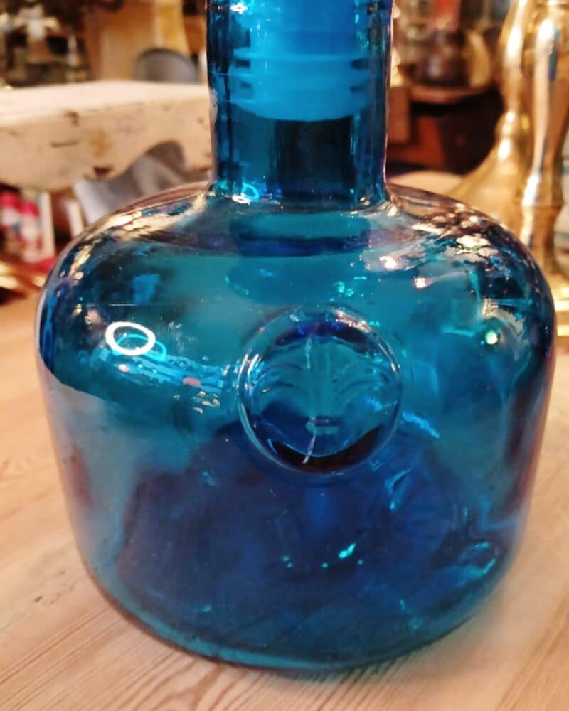Fantastisk blå karaffel eller flaske med stor bobbel prop.