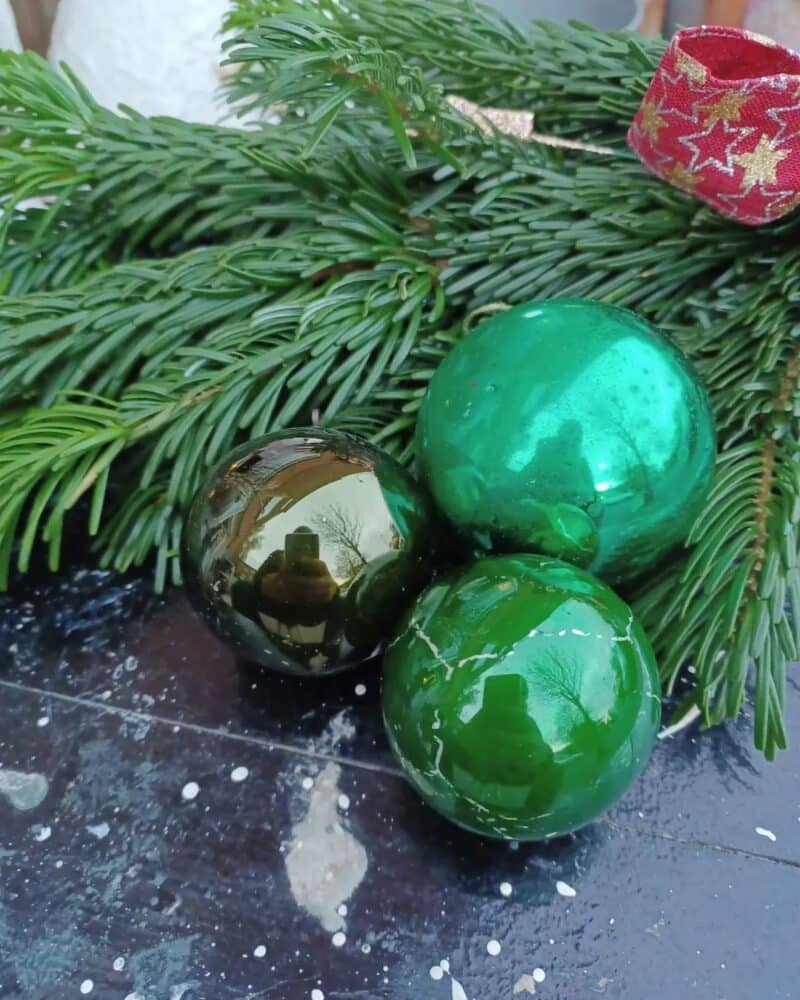 Fantastiske flotte ældre julekugler i smukke grønne  nuancer.