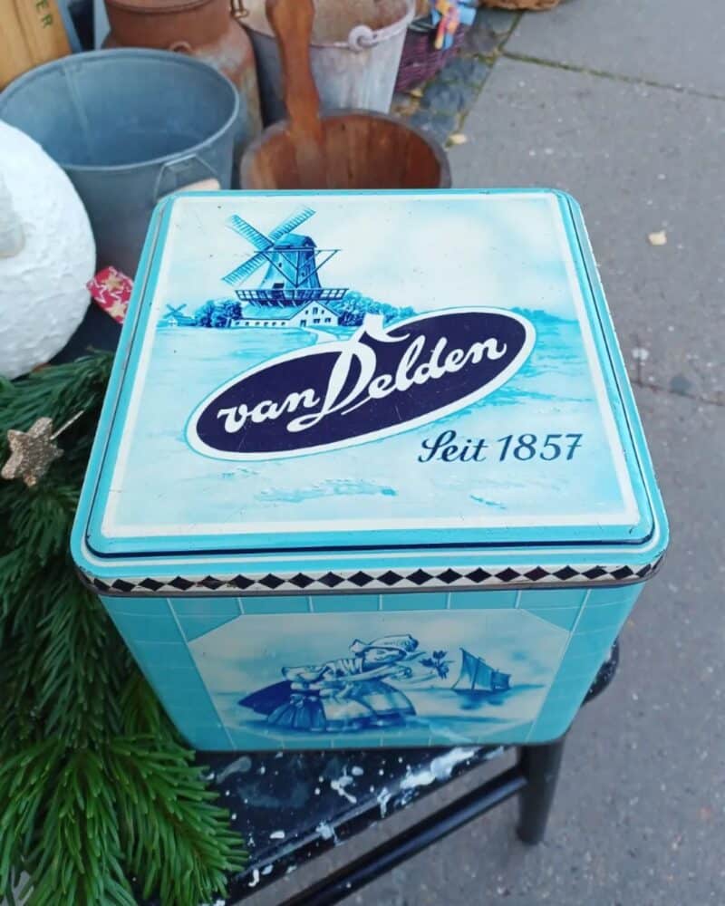 Skøn gammel og smuk blå bolsje dåse fra Van Delden.