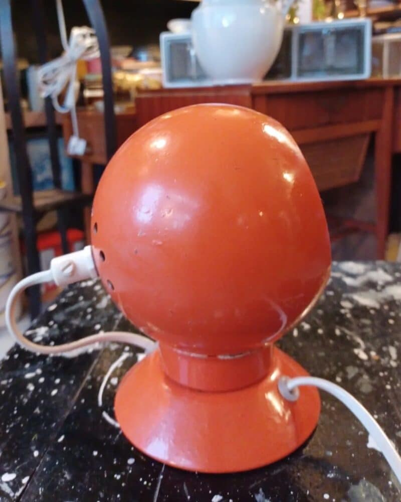 ABO - Randers magnet kuglelampe i den fedeste orange farve.