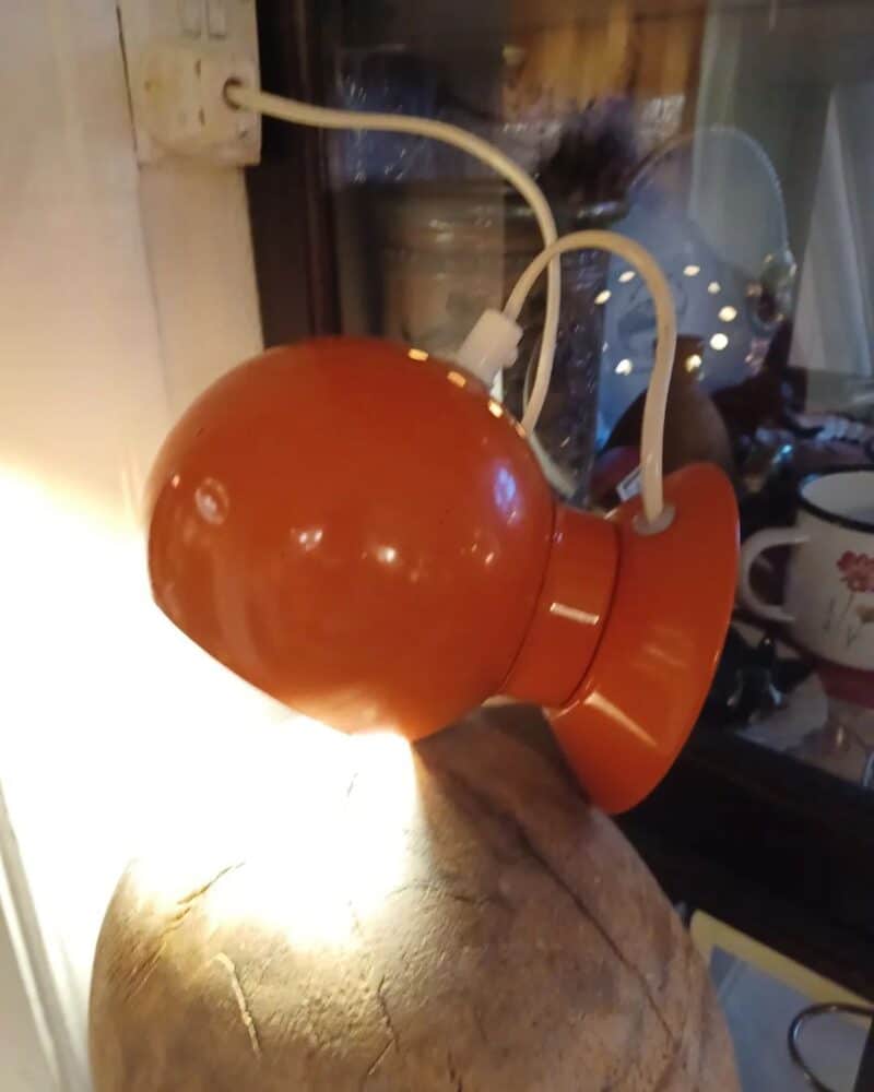 ABO - Randers magnet kuglelampe i den fedeste orange farve.
