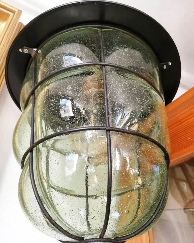 Fantastisk flot og gammel grøn glas lampe med metal gitter.