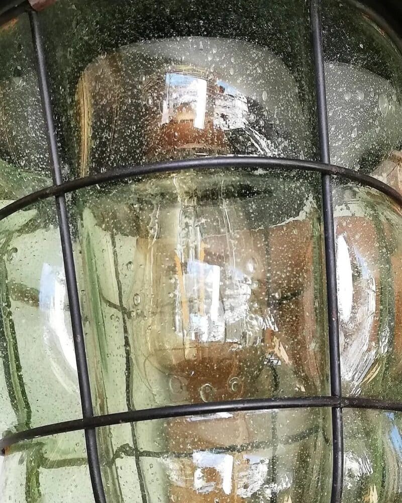 Fantastisk flot og gammel grøn glas lampe med metal gitter.