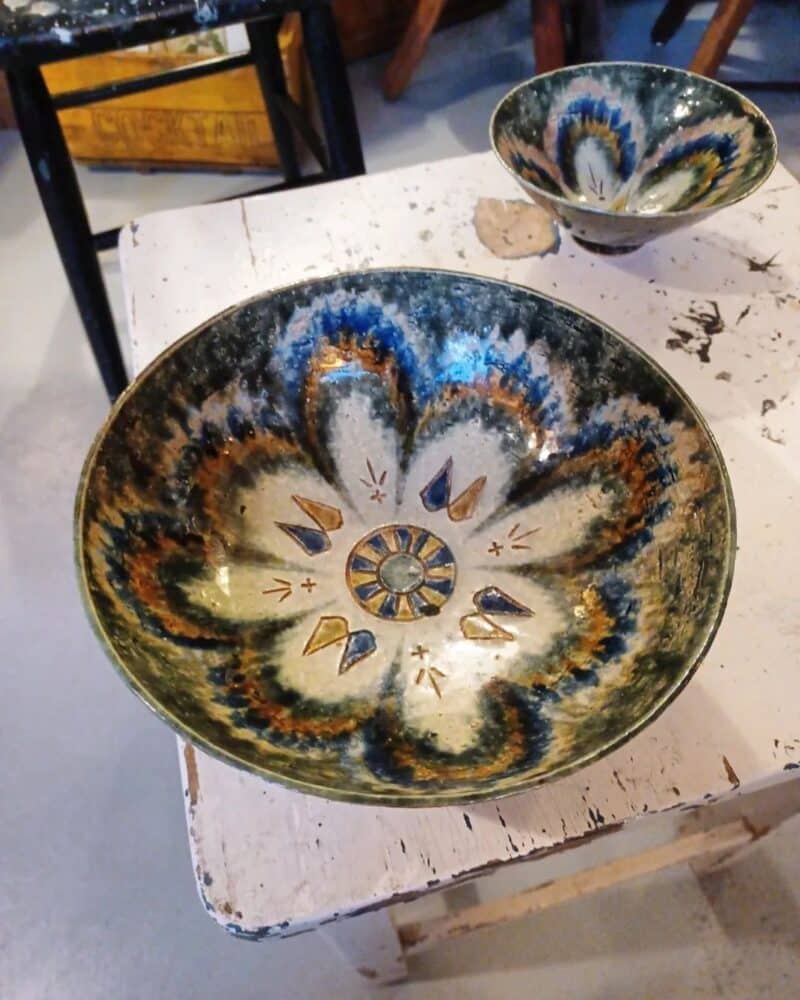Smuk Yngve Blixt keramik skål med farvestrålende mønstre i jord/vand nuancer.