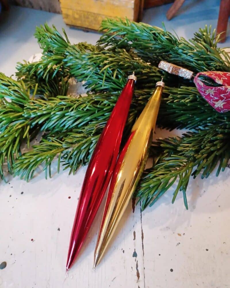 Super fine gamle aflange juletræskugle i guld og rød.