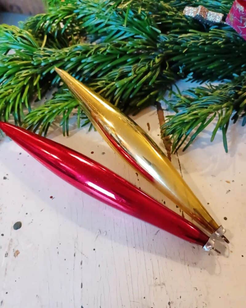Super fine gamle aflange juletræskugle i guld og rød.