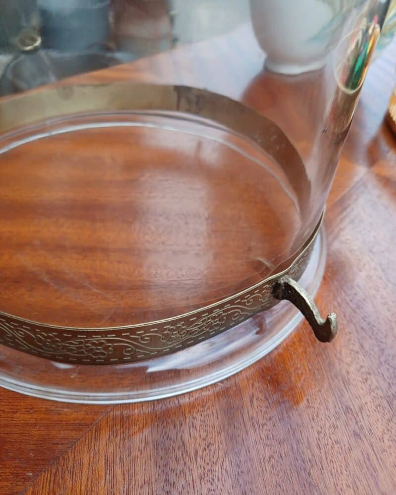 Fantastisk gammel glas kuppel med messing bånd.