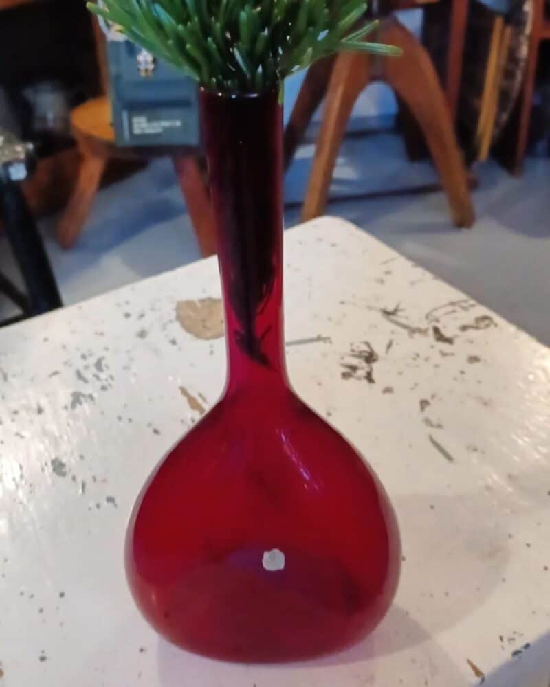 Flot svensk bulp glasvase med meget smal hals i flot blodrød – til en enkelt blomst eller gren,