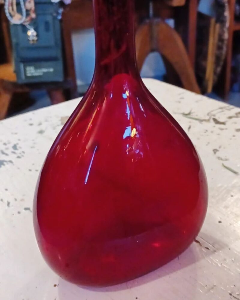 Flot svensk bulp glasvase med meget smal hals i flot blodrød – til en enkelt blomst eller gren,