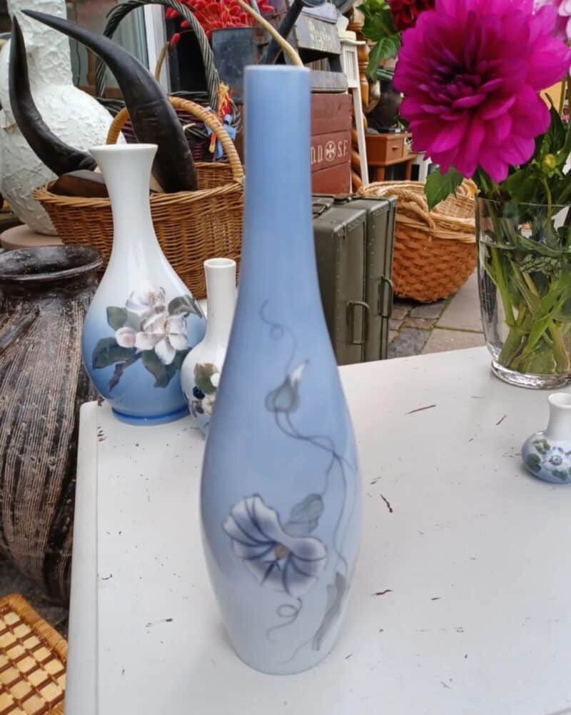 Skøn gammel Royal Copenhagen vase med blå blomster.