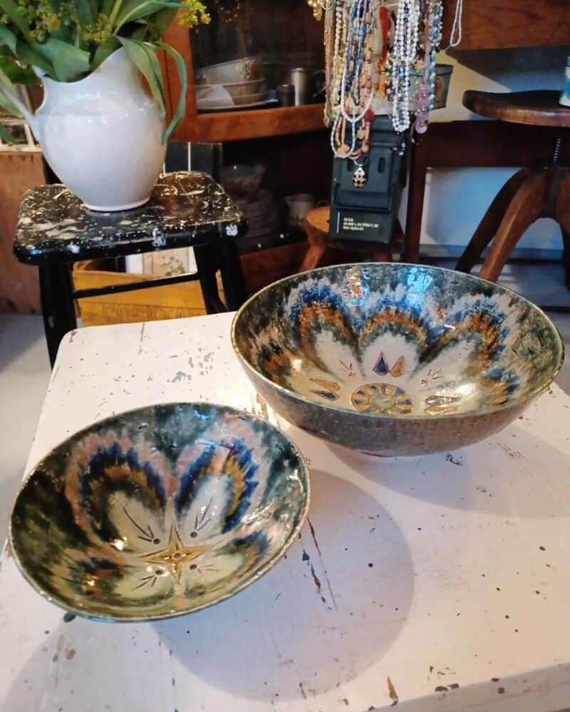 Smuk Yngve Blixt keramik skål med farvestrålende mønstre i jord/vand nuancer.