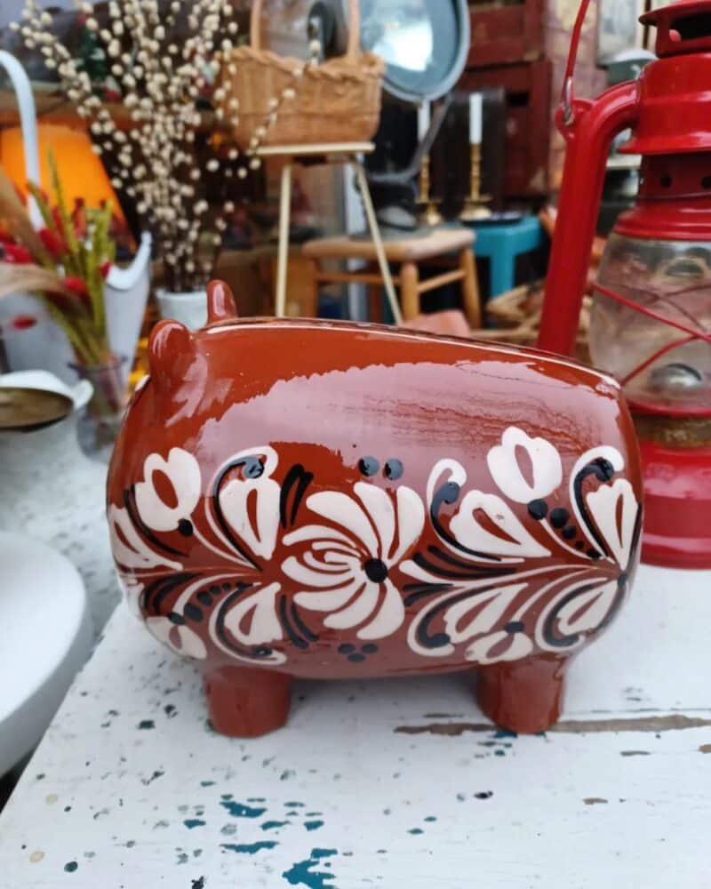 Super fin gammel keramik sparegris med brun glasur og skønt mønstre.