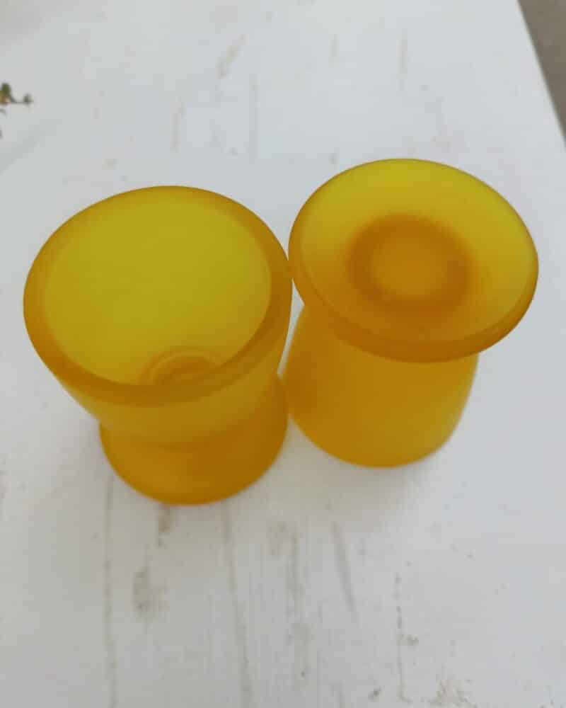 Flotte gamle gule æggebæger i presset glas.