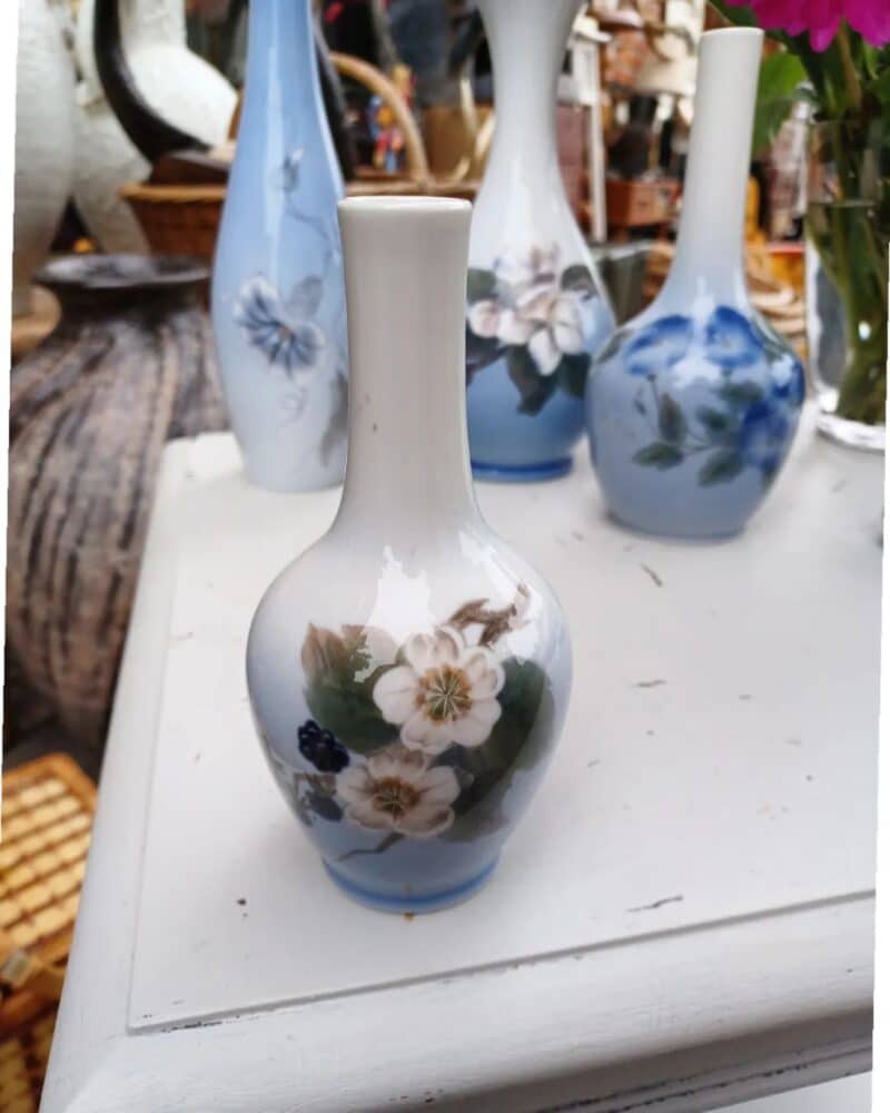 Skøn Royal Copenhagen vase med brombær ranke.