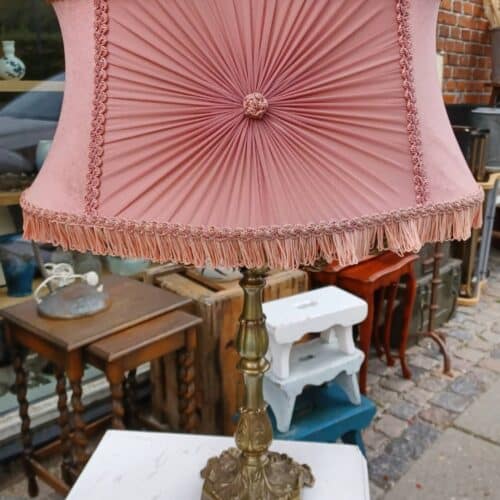 Fantastisk gammel messing bordlampe med lyserød skærm.