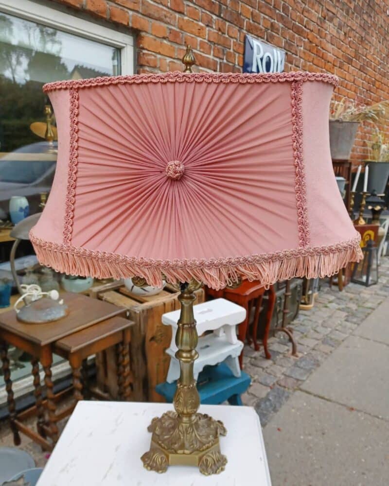 Fantastisk gammel messing bordlampe med lyserød skærm.