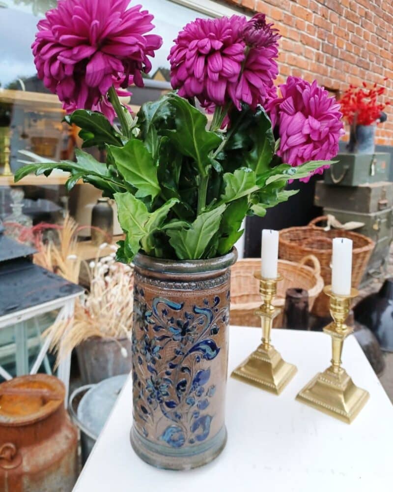 Helt særlig keramik vase med blåt mønstre.