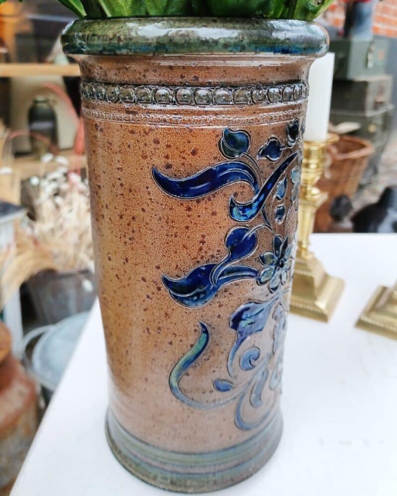 Helt særlig keramik vase med blåt mønstre.